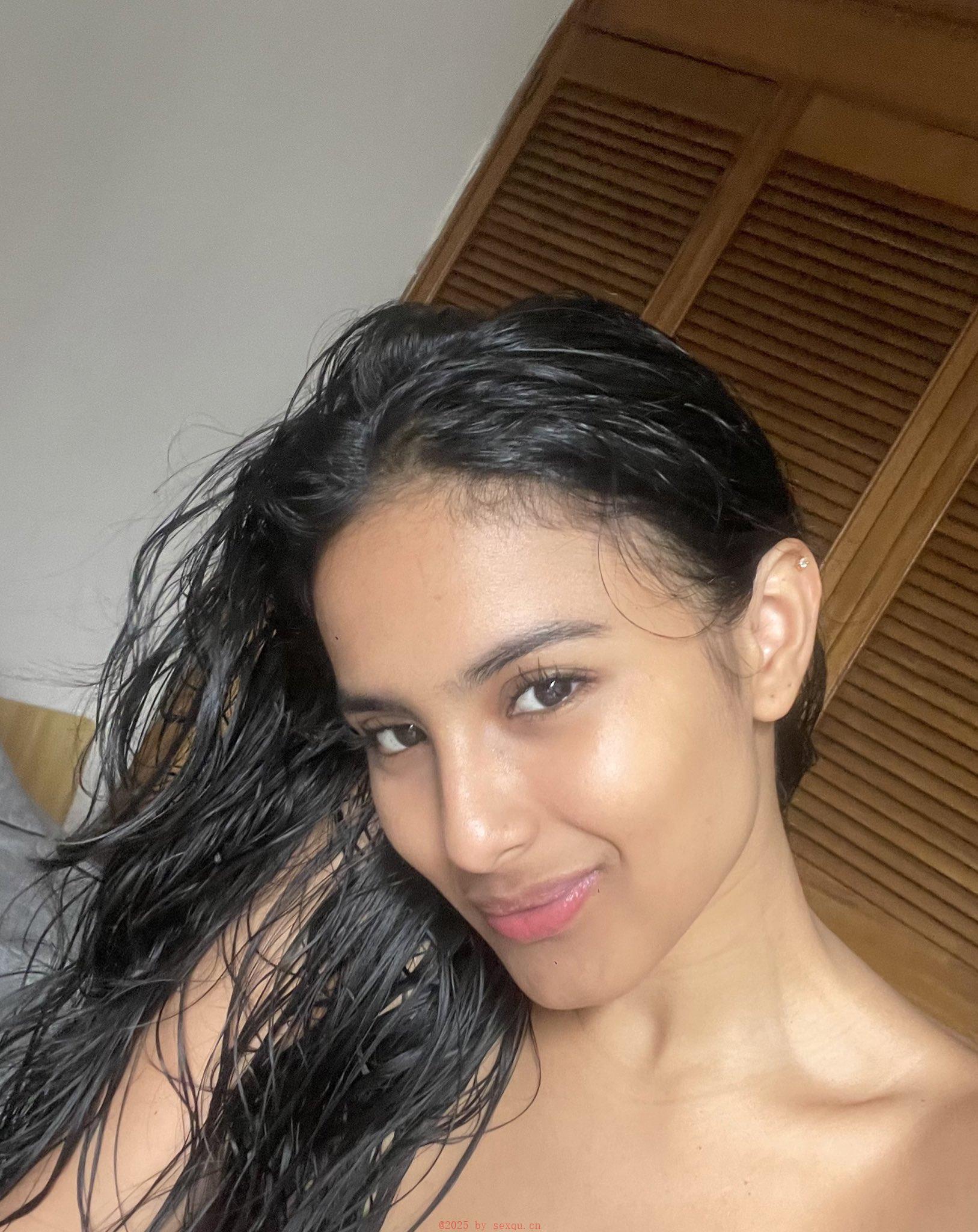 女人在外偷偷做爱体验火车上被发现的刺激